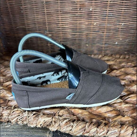 Tom's Sz 6.5 Women's Brown Slip On Flats - Picture 1 of 7